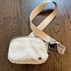 Lululemon Everywhere Belt Bag Fleece